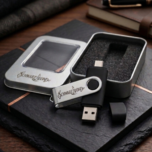 Schwarzblond USB Stick mit USB A und USB C mit eingraviertem Logo